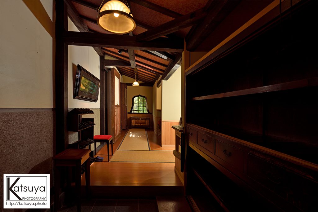 Nikon D810 14-24mmF2.8 17mm 1/20秒　F8　ISO64　オフカメラフラッシュ：profoto A1 (向かって右奥の廊下にアンブレラ反射で設置）